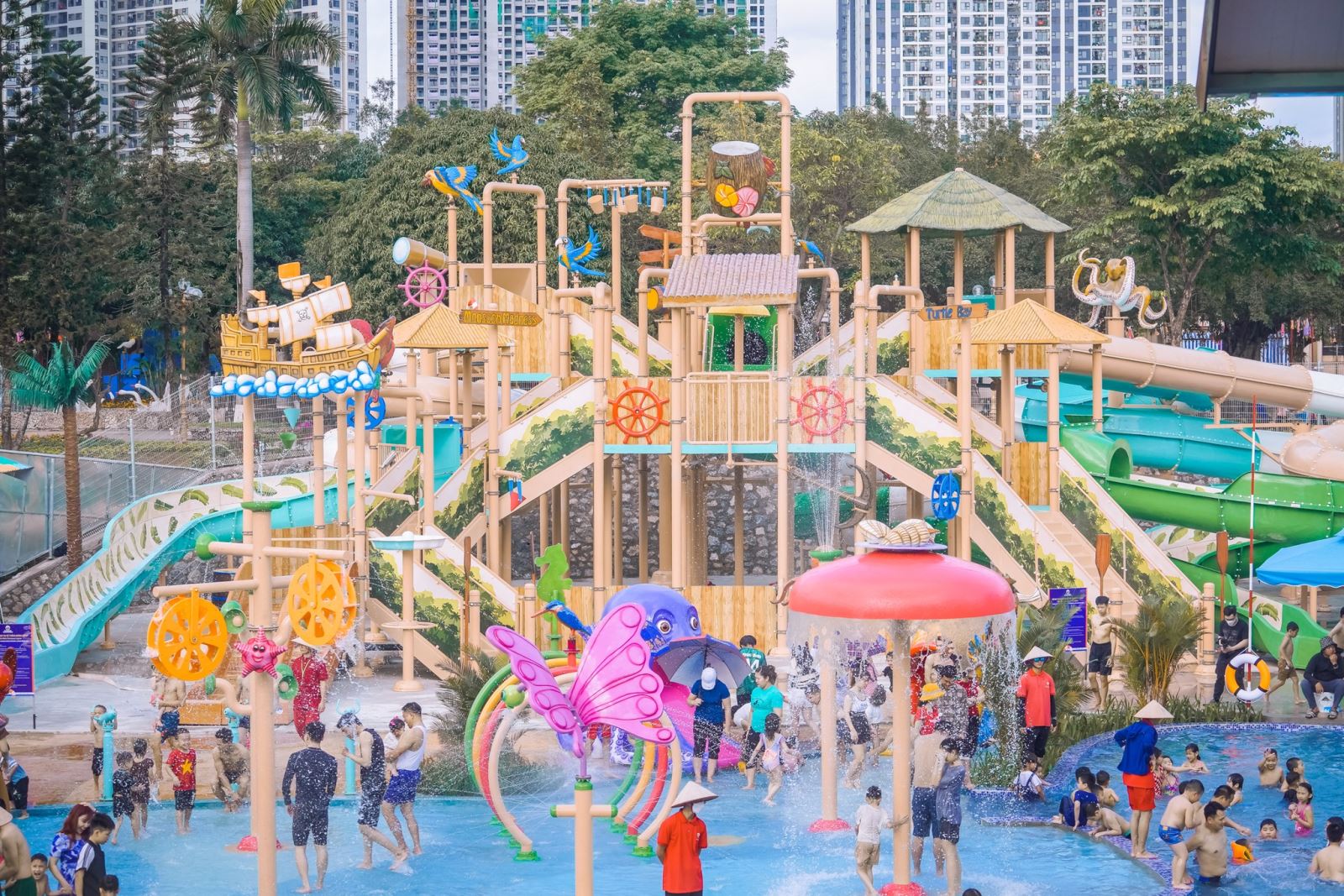 Công viên nước - Thiên Đường Bảo Sơn luôn đông khách vào các dịp lễ.